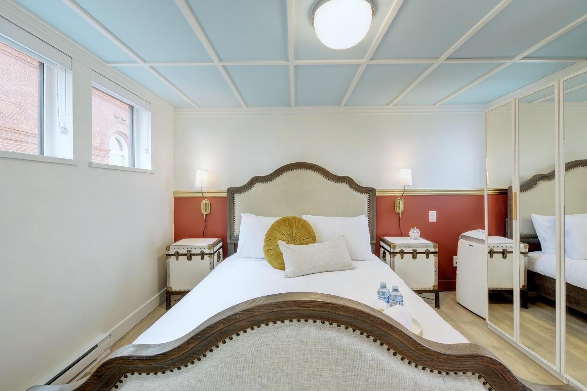 Victoria'S Parliamentary Suite With Private Rooftop Patio & Harbour View Exterior photo